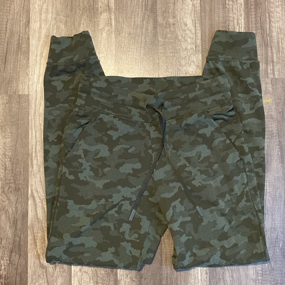 Lululemon Ready to Rulu Jogger 29"
Heritage Camo Dark Olive Green Twill - Picture 7 of 10